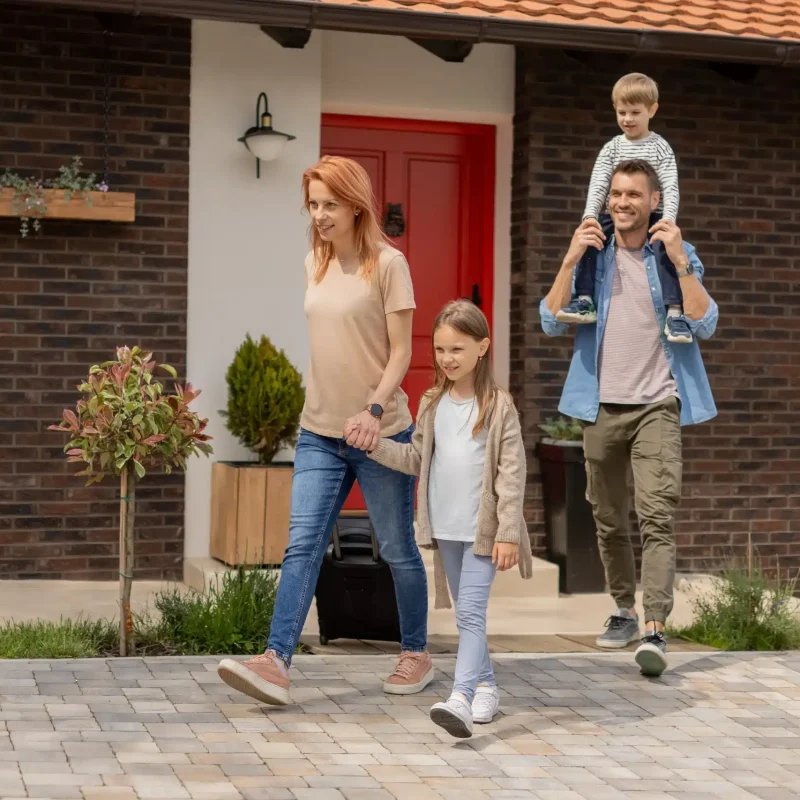 family-with-a-mother-father-son-and-daughter-wal-2025-02-21-13-43-08-utc